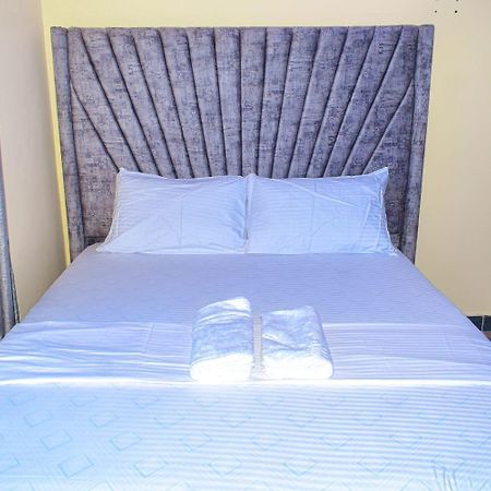 Lux Suites Bamburi Furnished Apartments Екстер'єр фото